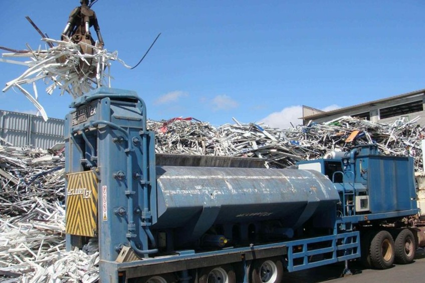 Picador Louritex no pátio de reciclagem